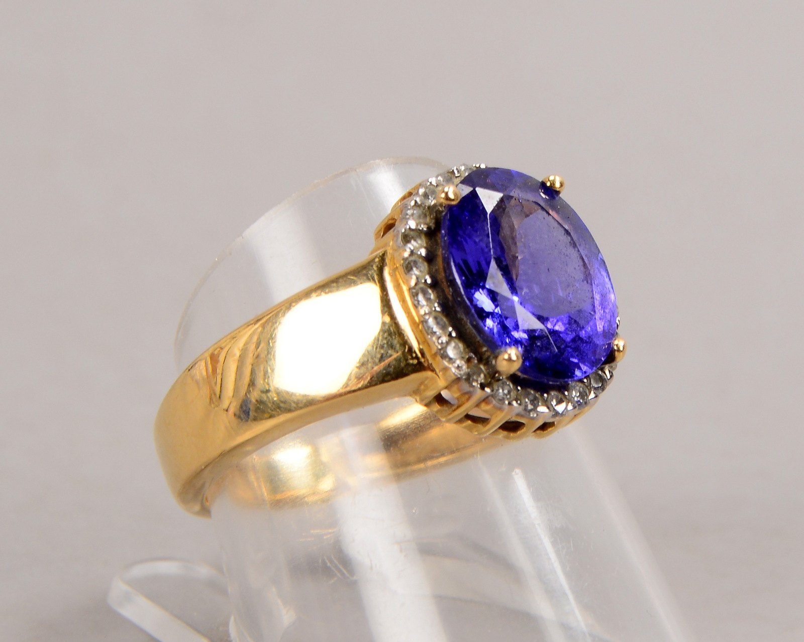 Ring, 585 GG (gestempelt), mit Tansanit/oval und Diamantentourage