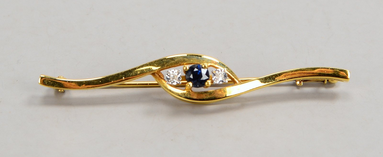 Brosche (Juweliersarbeit), 585 GG (gest.), mit Saphir und 2x Diamanten