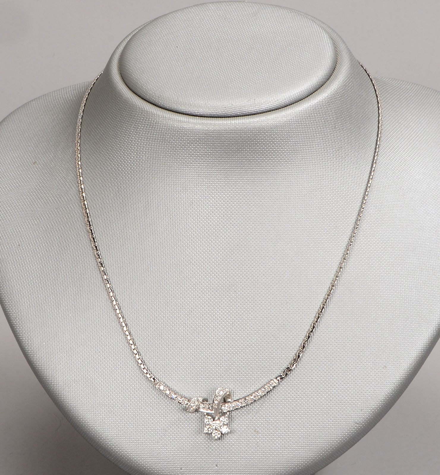 Collier, 585 WG (gestempelt), Mittelteil mit Diamantbesatz/zusammen ca. 0,50 ct