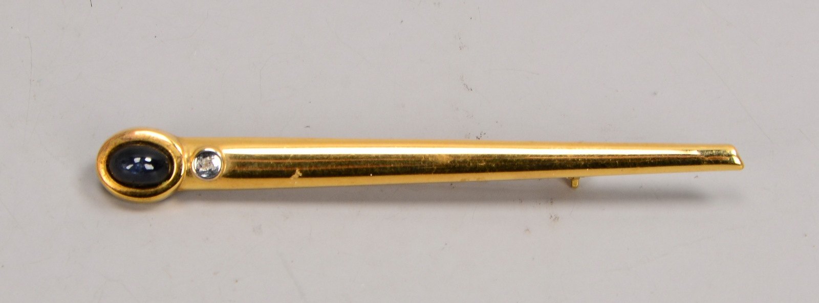 Brosche, 333 GG (gestempelt), mit Saphircabochon und Diamantsplitter