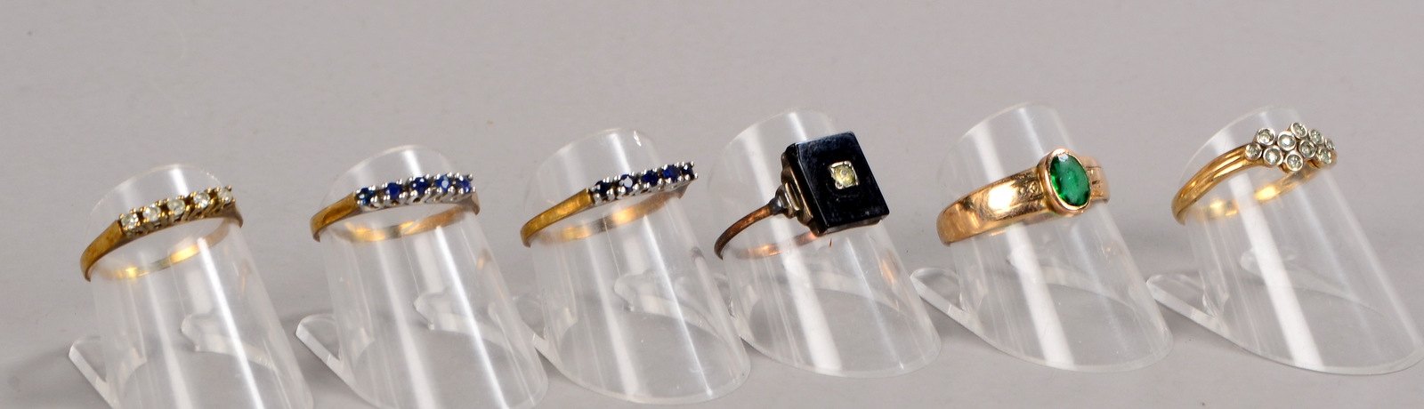 Kleines Ringe-Konvolut, 333 GG, mit diversem Schmucksteinbesatz, 6 Stück