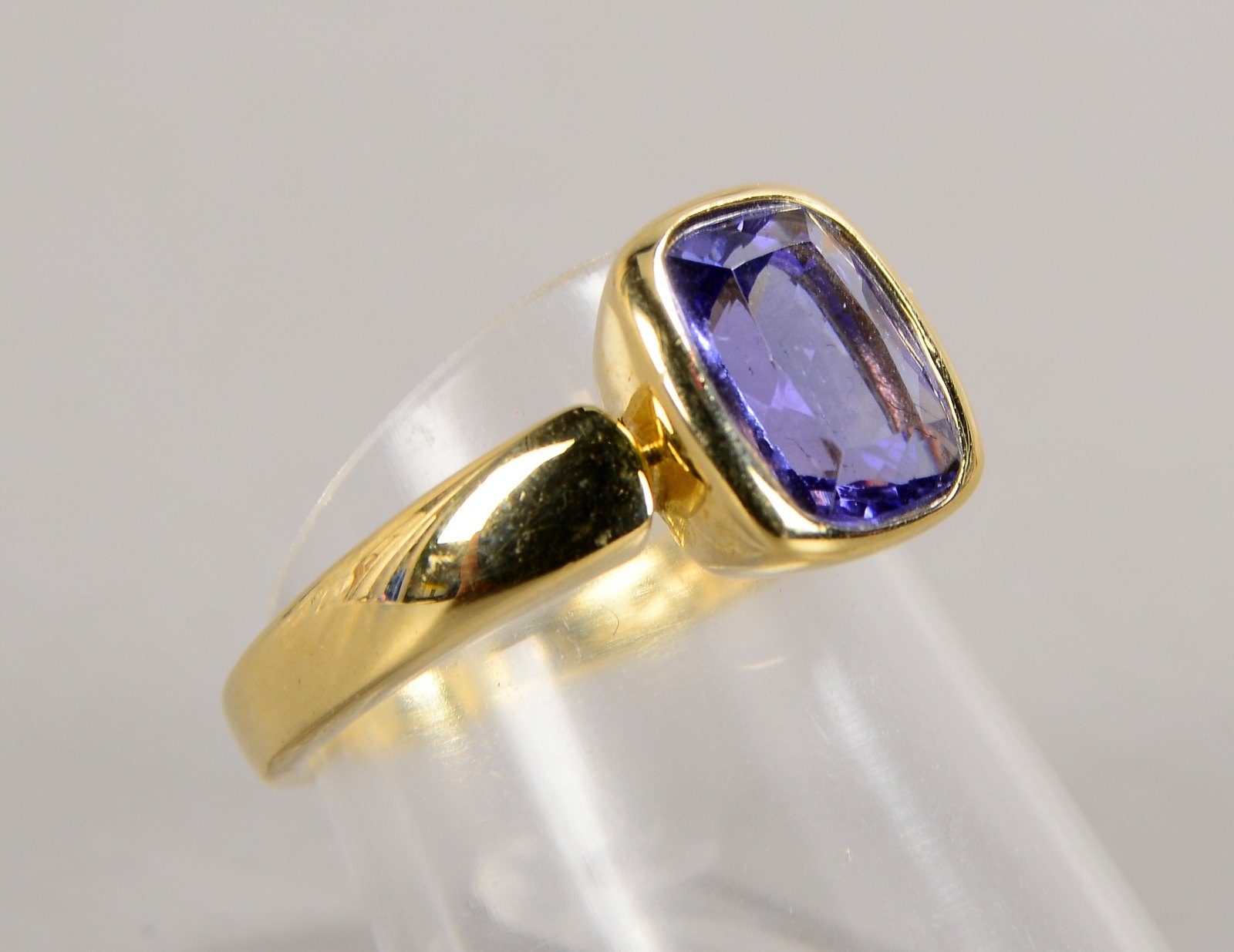 Ring, 585 (gestempelt), mit einzelnem Tansanit; RG 54, Gewicht 4,70 g