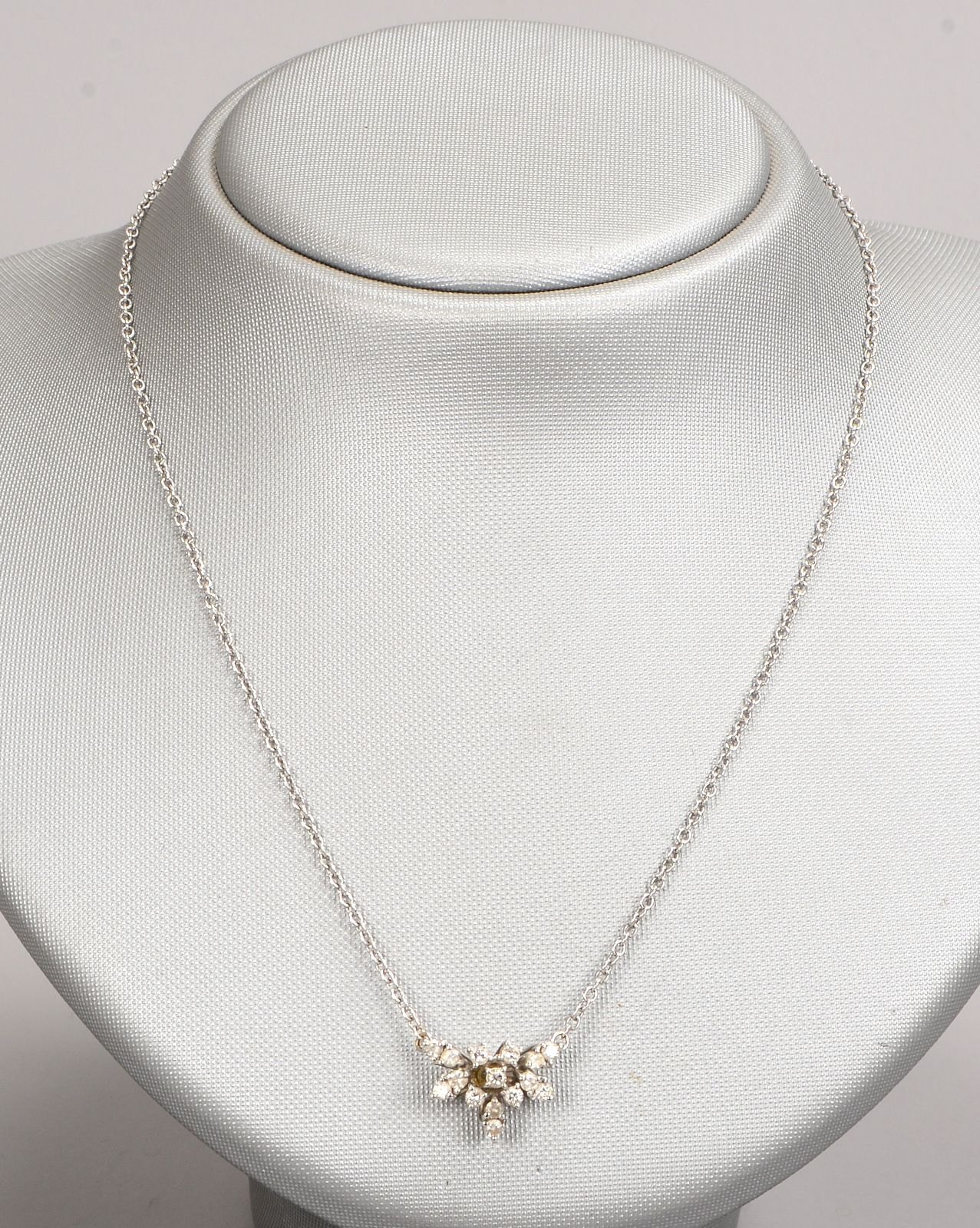 Halskette, 750 WG (gestempelt), floral gestaltetes Mittelteil mit Diamantbesatz, mit Federringschlie