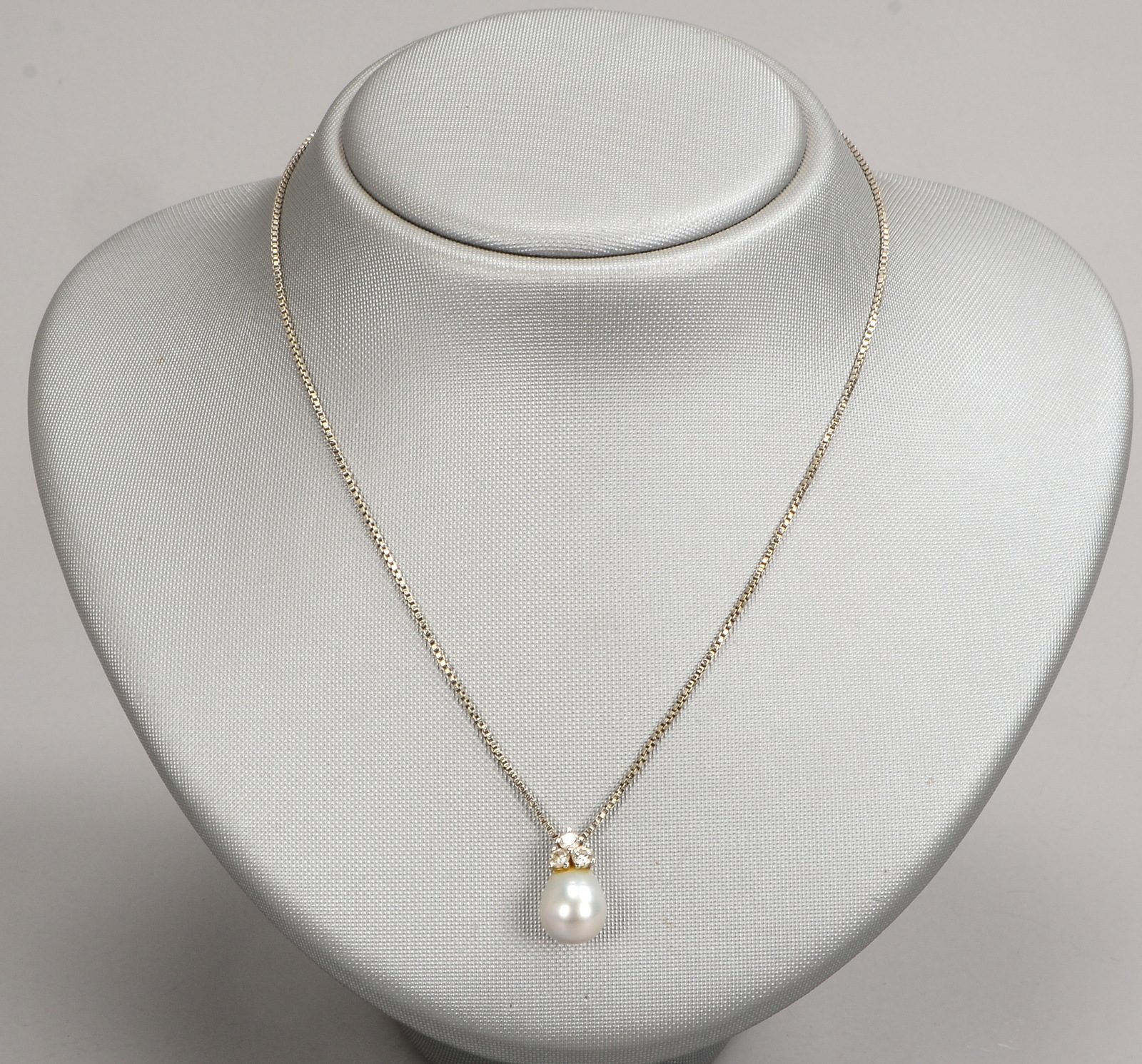 Halskette, 585 WG (gest.), Anhänger mit Perlenbesatz und 3x Brillanten/0,33 ct