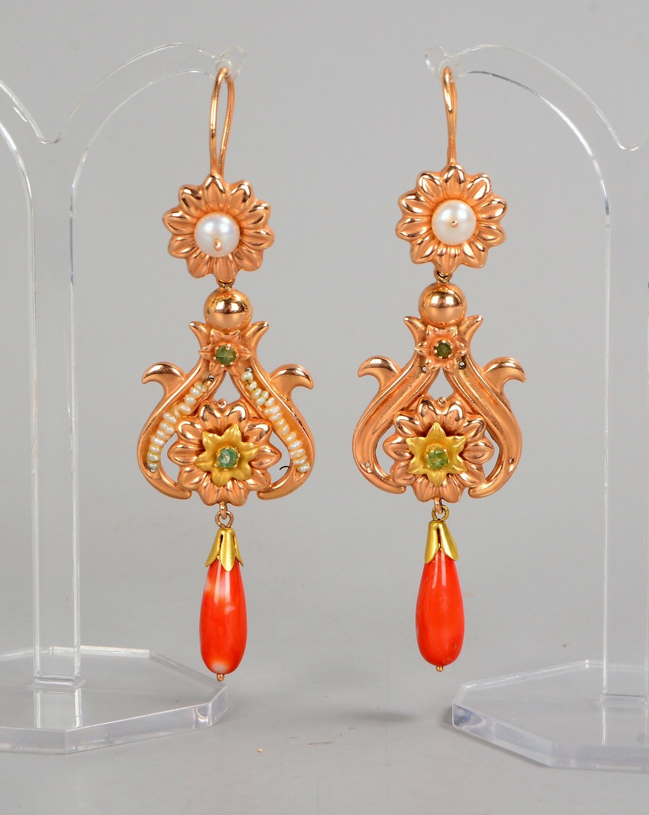 Paar Ohrhänger, 12 kt Gold, florale Gestaltung, Perlen, Smaragde, Koralle