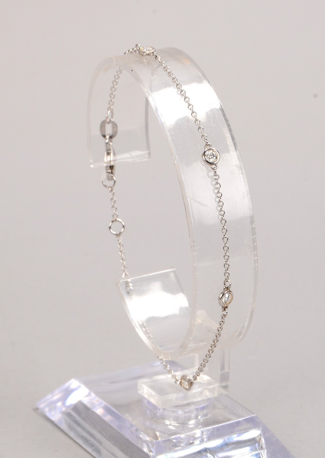 Armband/Kettchen, 585 WG (gest.), mit 5x Brillanten/zus. ca. 0,30 ct; Länge 18 cm