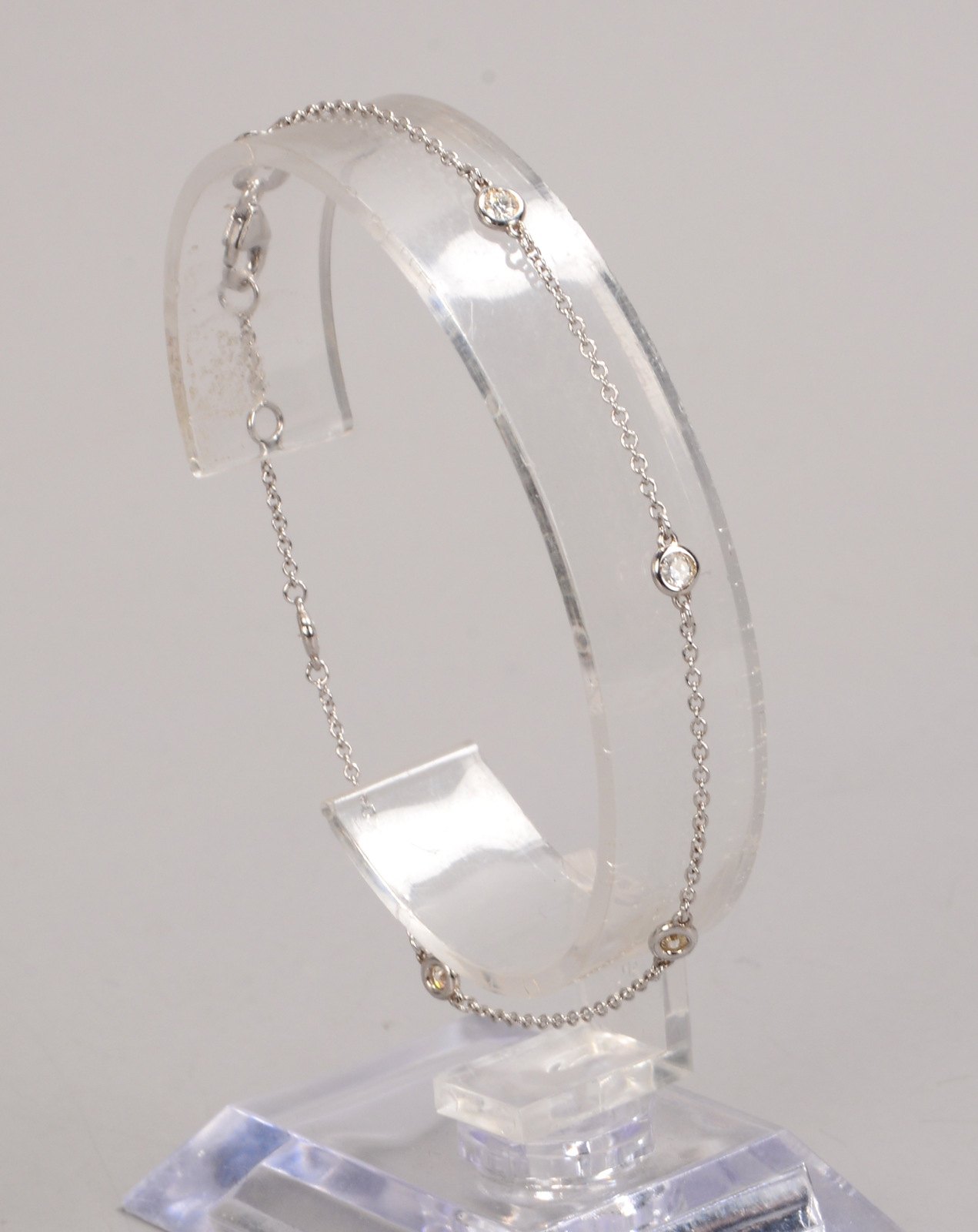 Armband/Kettchen, 585 WG (gest.), mit 5x Brillanten/zus. ca. 0,30 ct; Länge 18 cm