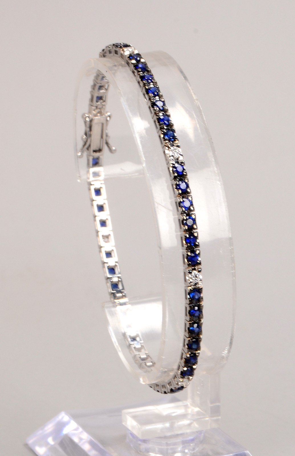 'Tennisarmband', 750 WG (gest.), mit Saphiren/0,25 und Brillanten/0,26 ct