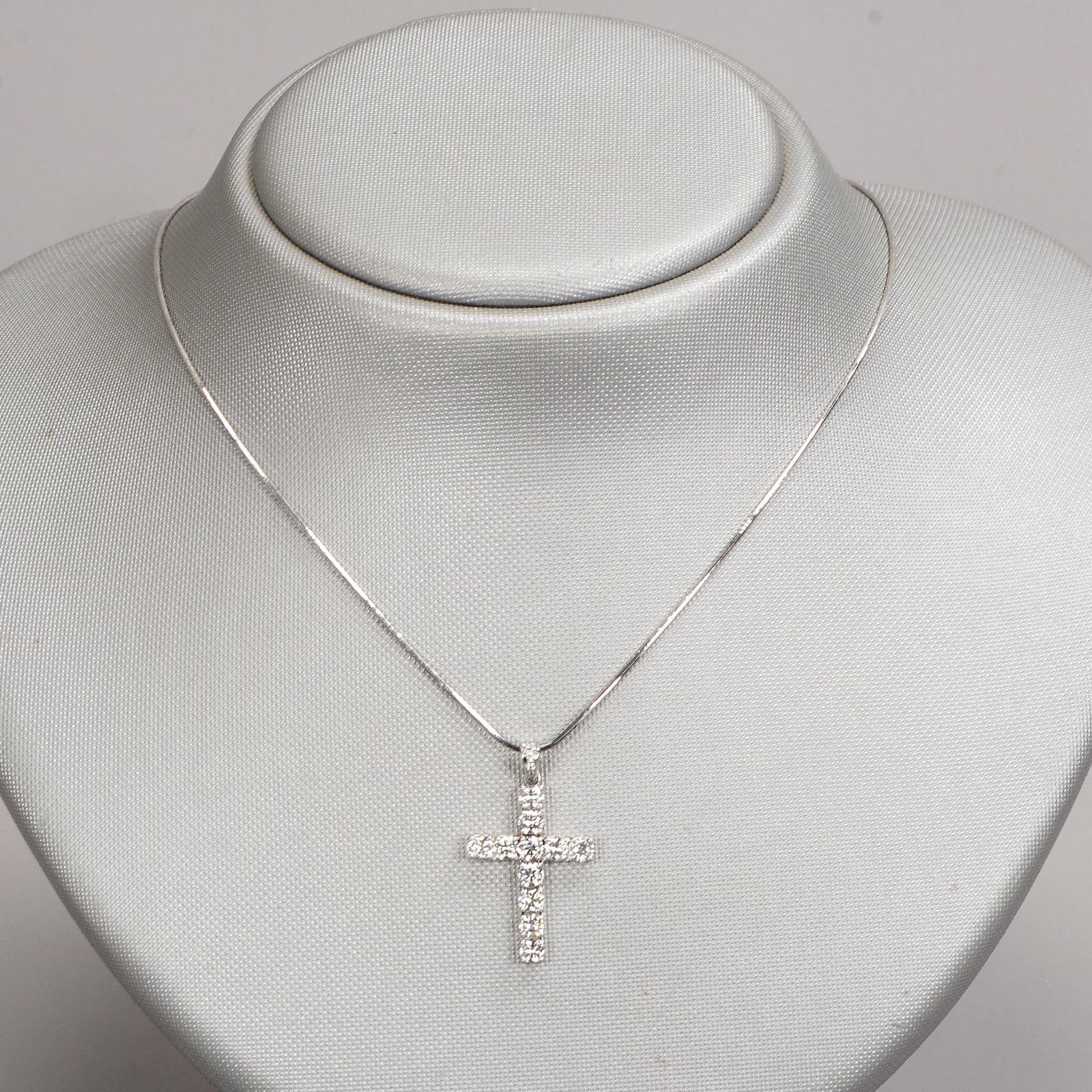 Anhänger, 750 WG (gest.), Kreuzform, 13x Brillanten/1,35 ct, an 750 WG-Kette