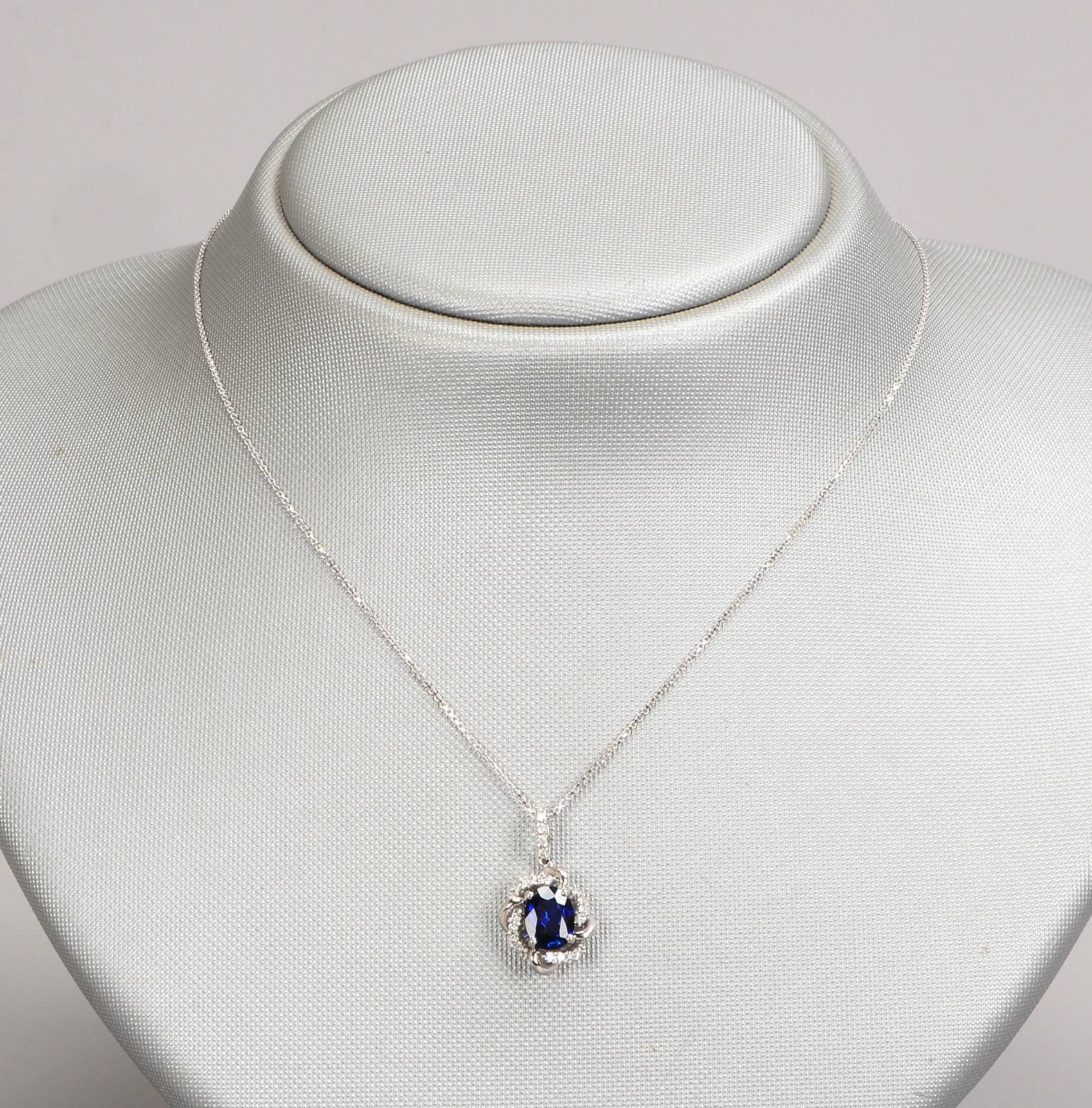 Anhänger, 750 WG (gest.), Saphir/1,39 ct, und Brillanten/0,23 ct, F-Vsi, an Kette