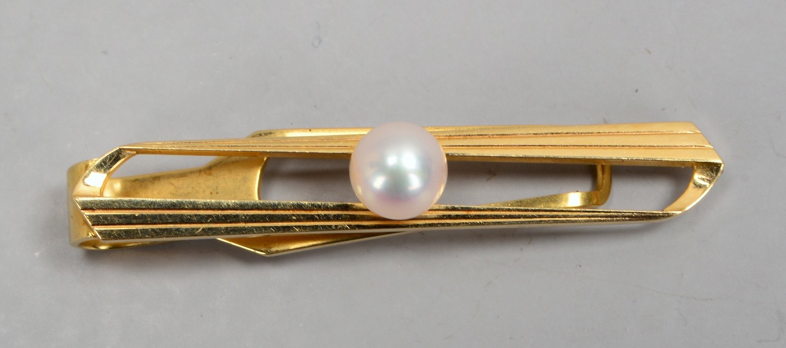 K. Mikimoto/Tokyo, Krawattenklammer, 14 kt Gold, besetzt mit einzelner Zuchtperle; Länge 5 cm, Gewi