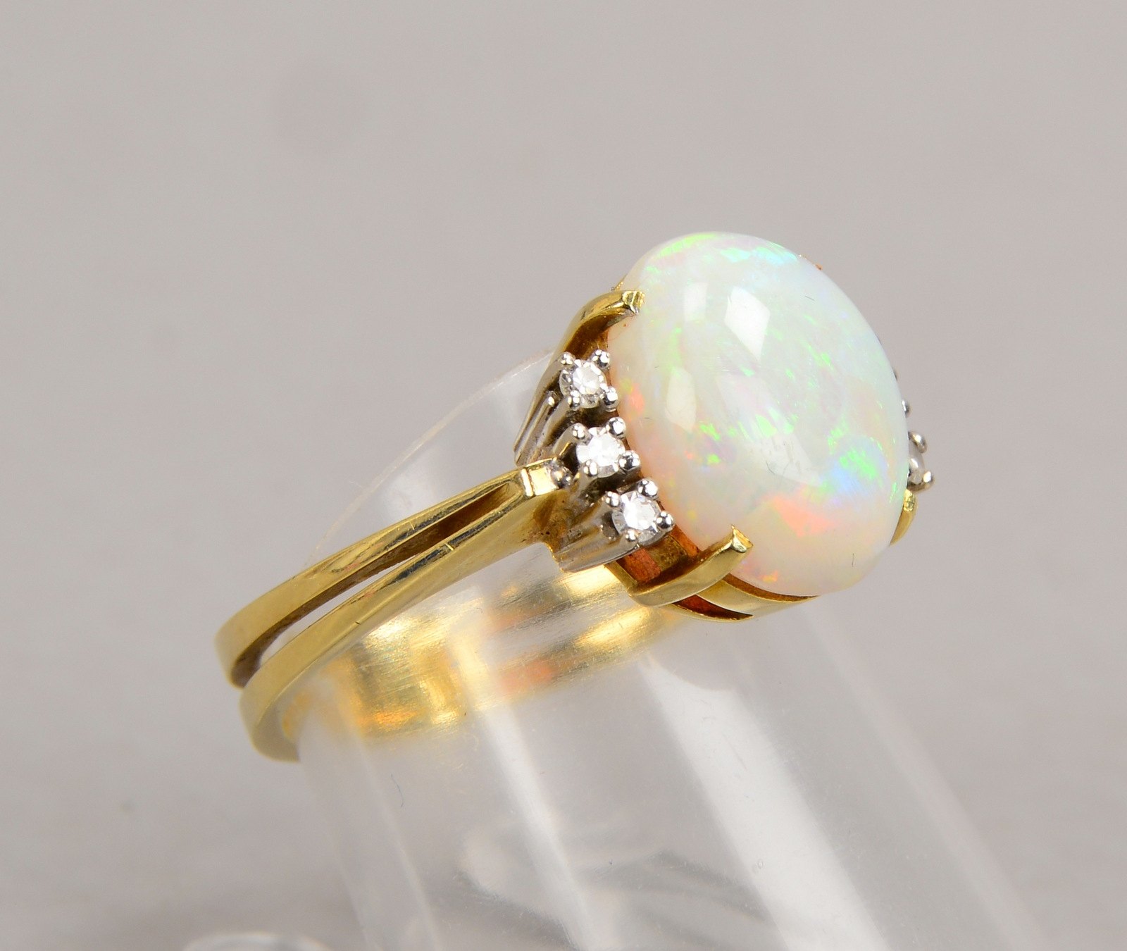 Ring, 585 GG (gest.), mit einzelnem Opalcabochon und 6x Diamanten