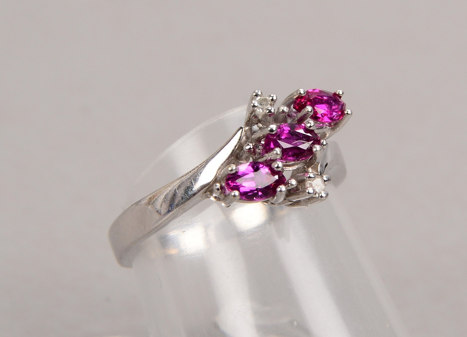 Ring, 585 WG (gest.), mit 3-fachem Rubinbesatz und 2x Diamanten