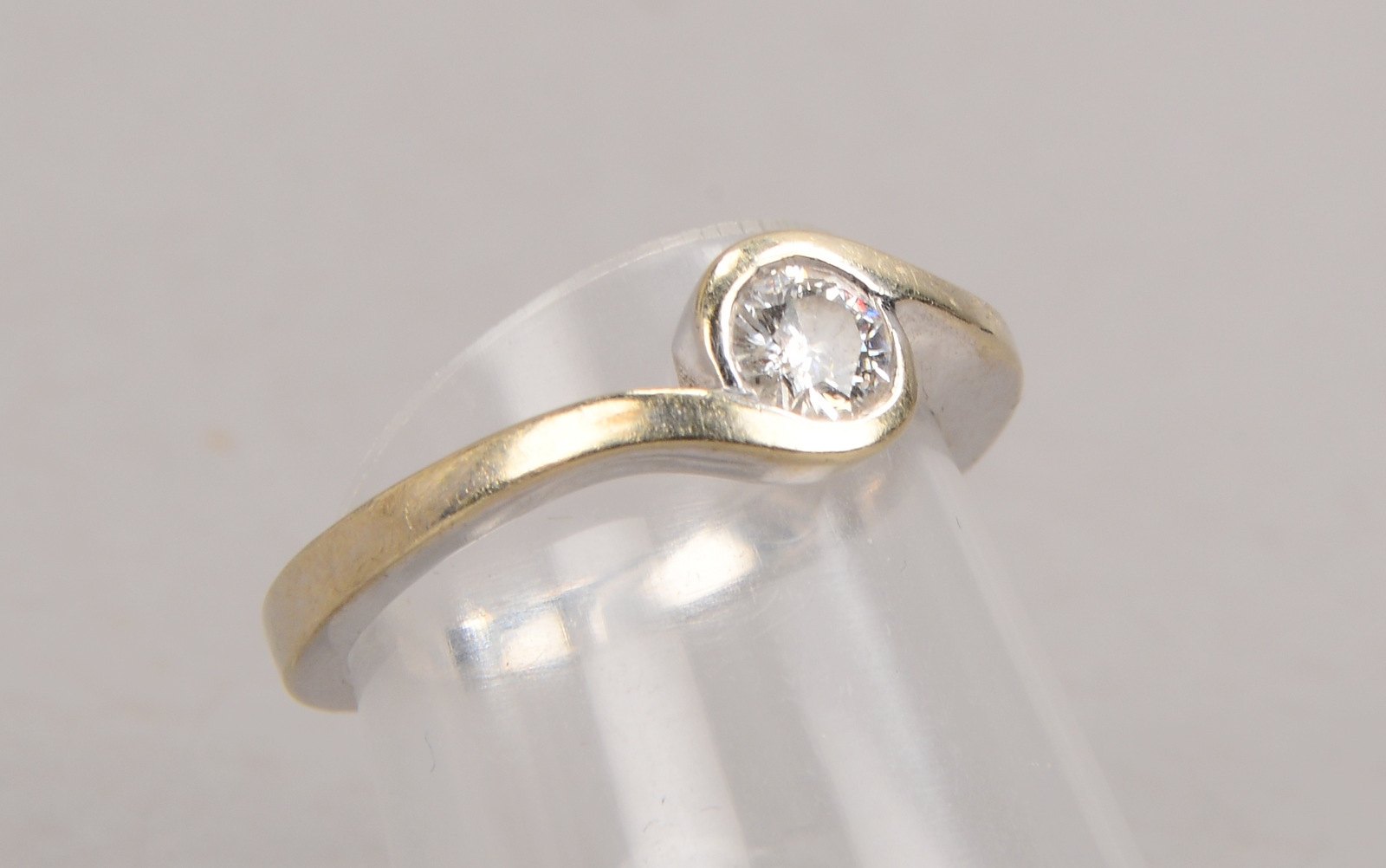 Ring, 14 kt WG (gest.), mit einzelnem Brillant/ca. 0,33 ct, Stein im Altschliff