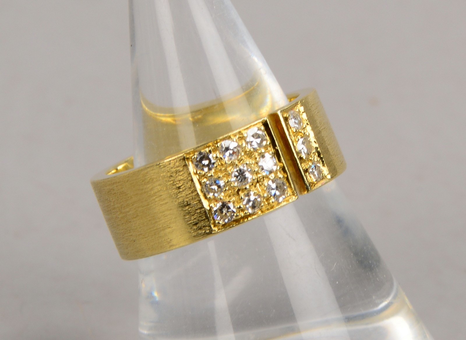 Ring, 585 GG (gest.), breite Ringschiene/6 mm, mit 12x Diamanten