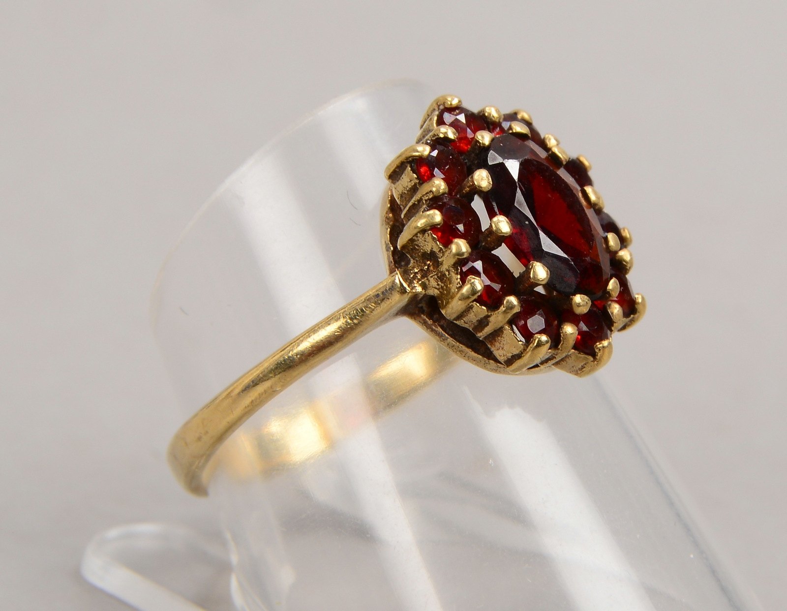 Ring, 333 GG (gestempelt), mit Granatbesatz; RG 57, Gewicht 2,90 g