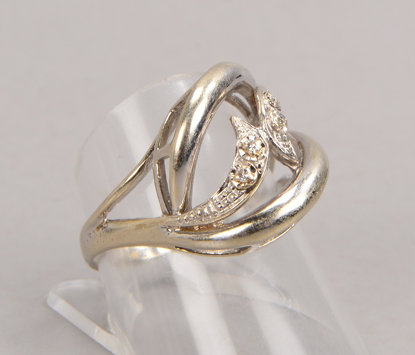 Ring (Juweliersarbeit), 585 WG (gest.), mit 4x kl. Diamanten/zus. ca. 0,10 ct