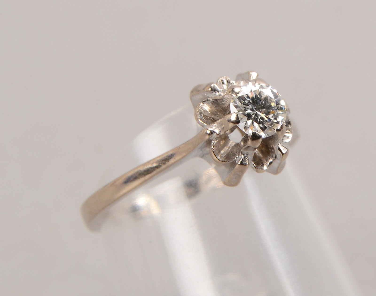 Ring, 585 WG (gest.), mit kleinem Brillant von ca. 0,33 ct; RG 53