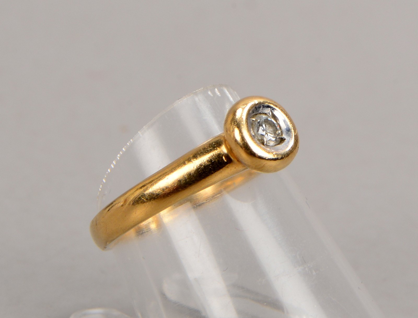 Juwelier Christ, Ring, 585 GG (gest.), mit einzelnem Brillant von 0,10 ct, W-P1