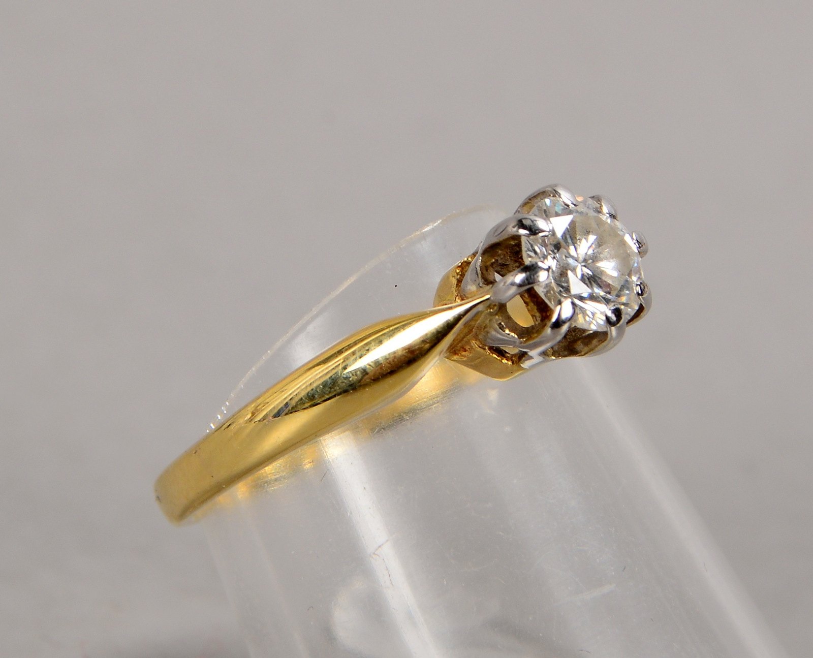 Solitärring, 585 GG (gest.), mit einzelnem Brillant von ca. 0,65 ct, Weiß/Si