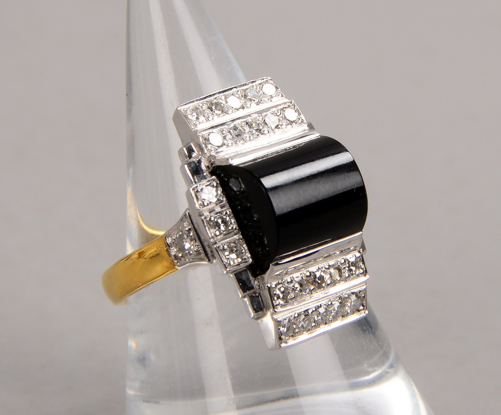 Ring (Art déco), 750 GG/WG (gest.), Onyxbesatz und Diamanten/Achtkantschliff