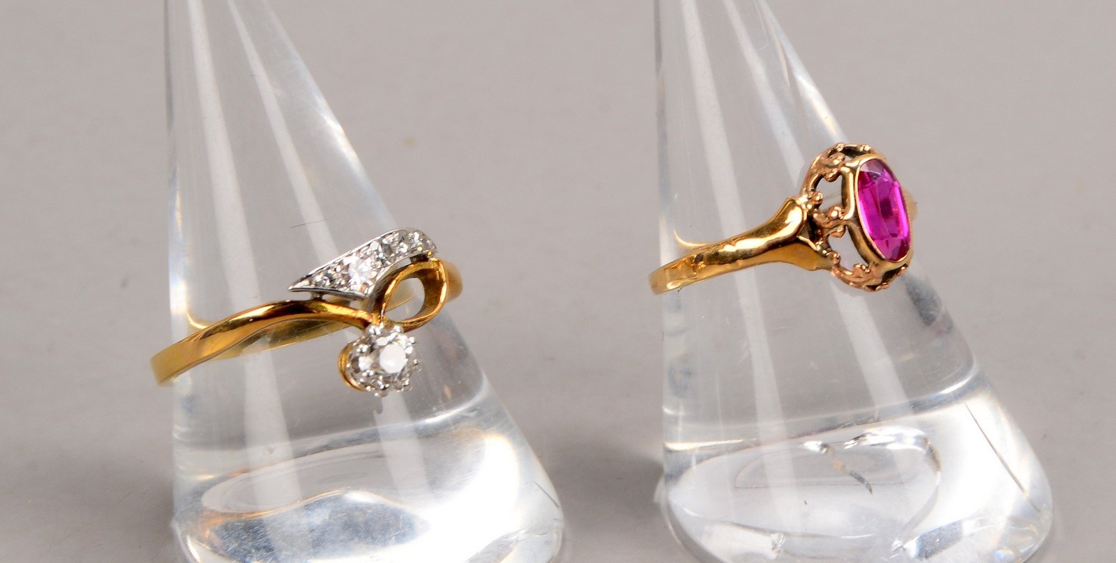 2 Ringe, jeweils 585 GG, mit Diamantbesatz/Rubinbesatz; RG 54 und RG 48
