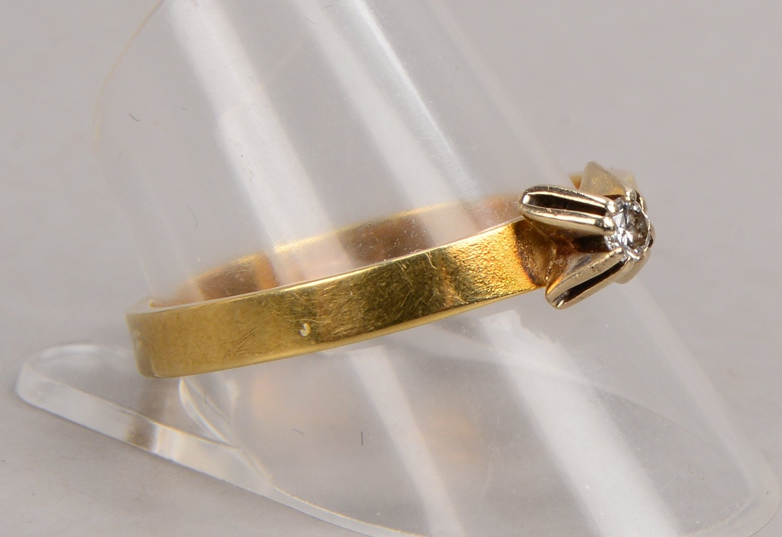 Ring, 585 GG (gest.), besetzt mit kl. Brillant/ca. 0,05 ct; RG 65, Gewicht 3,70 g