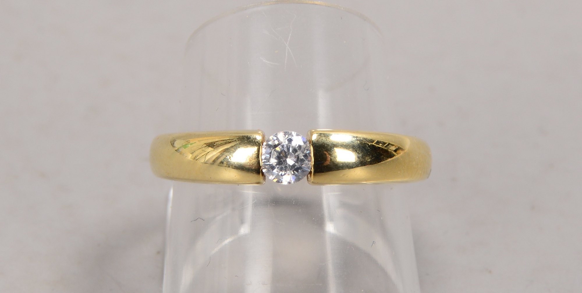 Ring, 333 GG (gestempelt), besetzt mit einzelnem Zirkon(?), Stein im Brillantschliff; RG 59