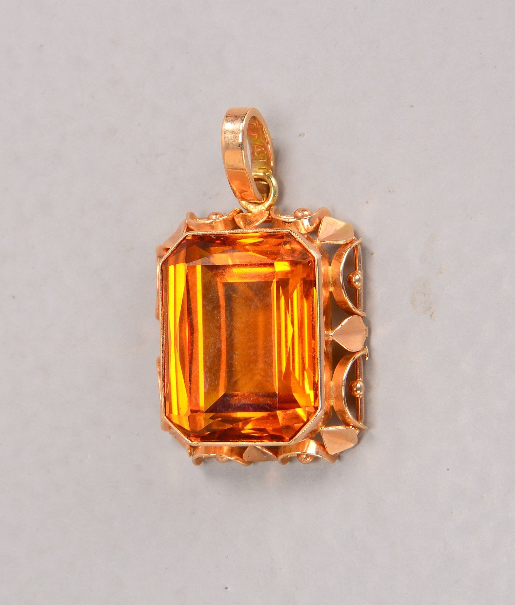 Anhänger, 585 RG-Fassung, besetzt mit einzelnem Saphir(?), Stein im Scherenschliff, Farbe Orange; Ma