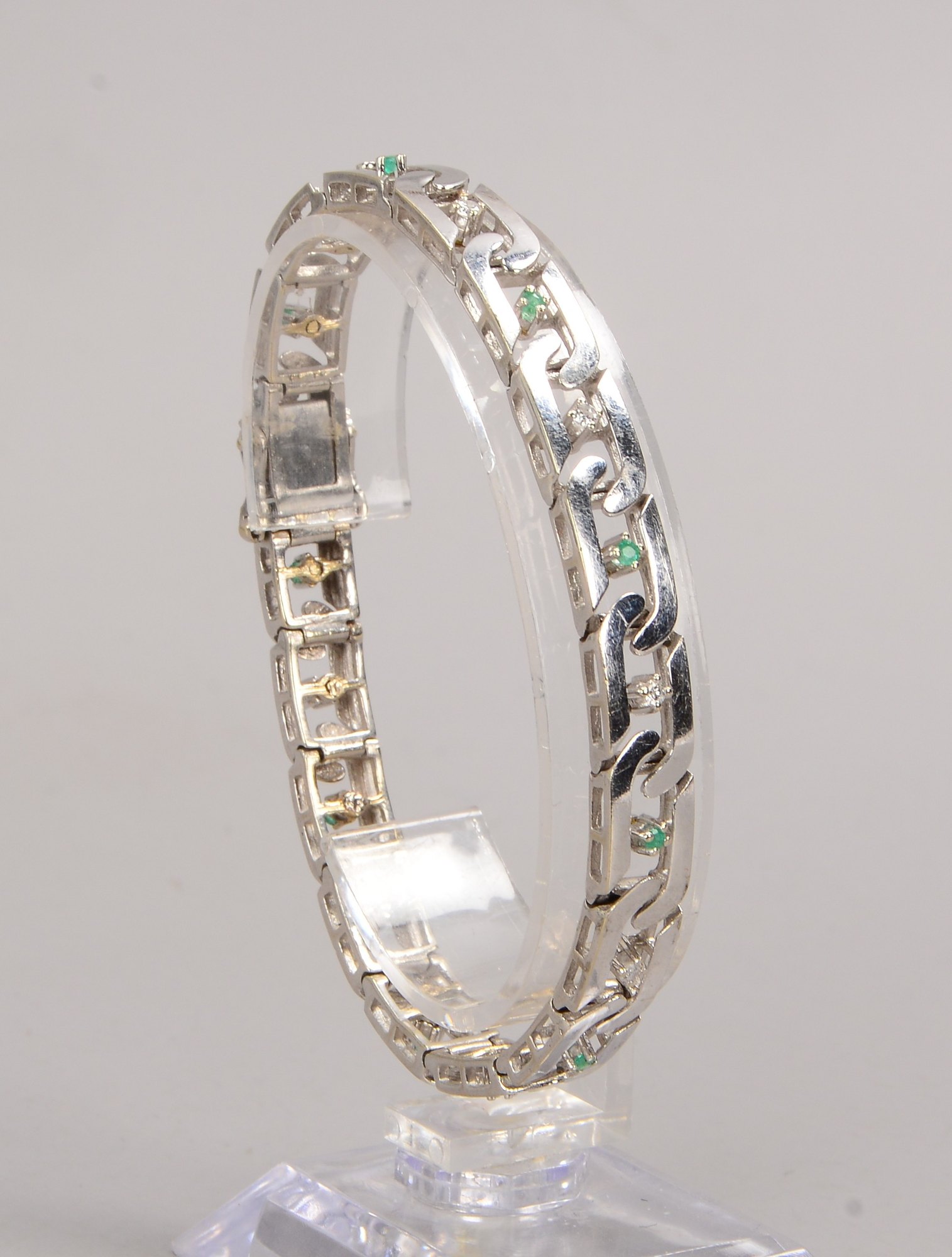 Armband, 585 WG (gestempelt), mit je 9-fachem Smaragdbesatz, und 9-fachem Brillantbesatz