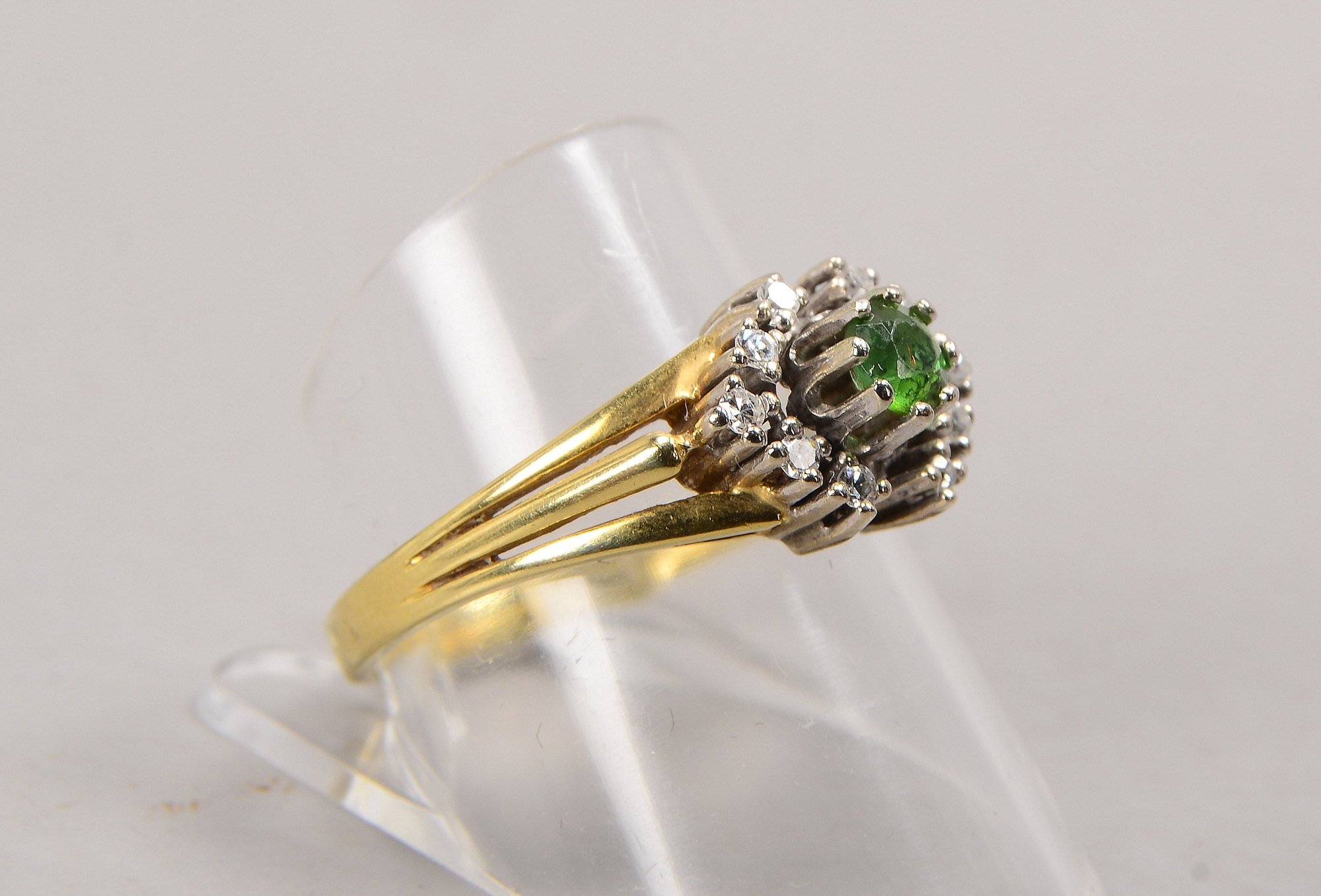 Ring, 585 GG/WG (gestempelt), besetzt mit einzelnem Smaragd, sowie mit 10x kleinen Diamanten; RG 60