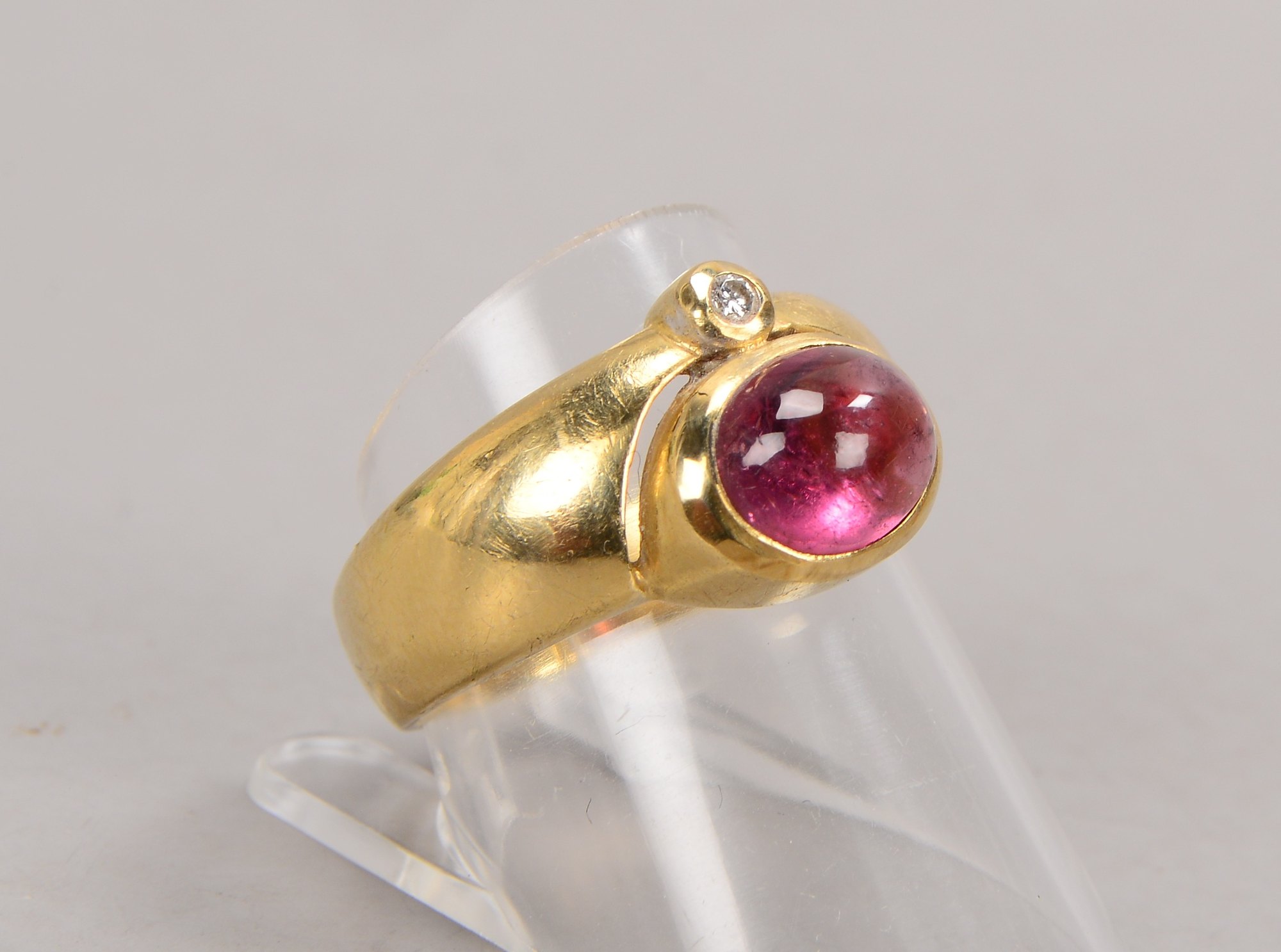 Ring, 585 GG (gestempelt), besetzt mit einzelnem Turmalin, Farbe Rosa, sowie mit kleinem Diamant