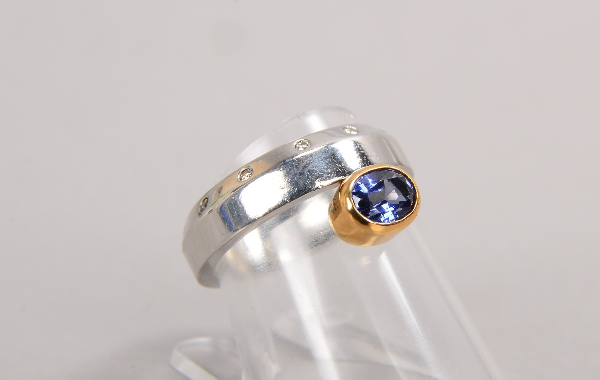 Ausgefallener Ring (Unikat, signiert 'A.S.'), 950 Platin (punziert) und GG, mit blauem Ceylonsaphir
