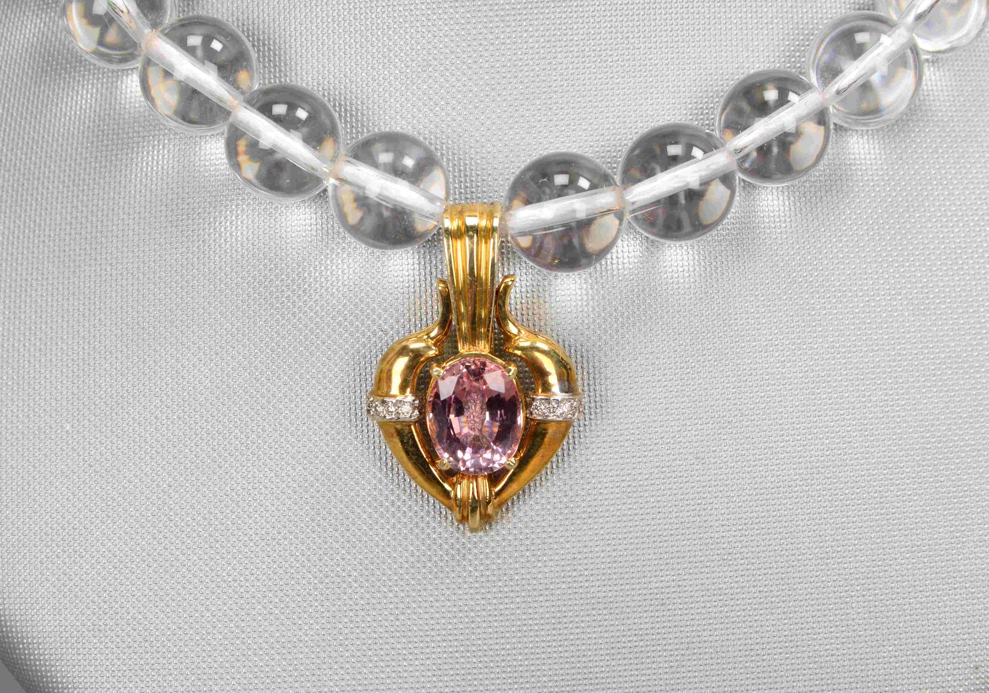 Collier, Bergkristall-Kugeln, mit figürlichem Clipanhänger, 'Herz', 375 GG, mit Turmalin/ca. 6,8 kt