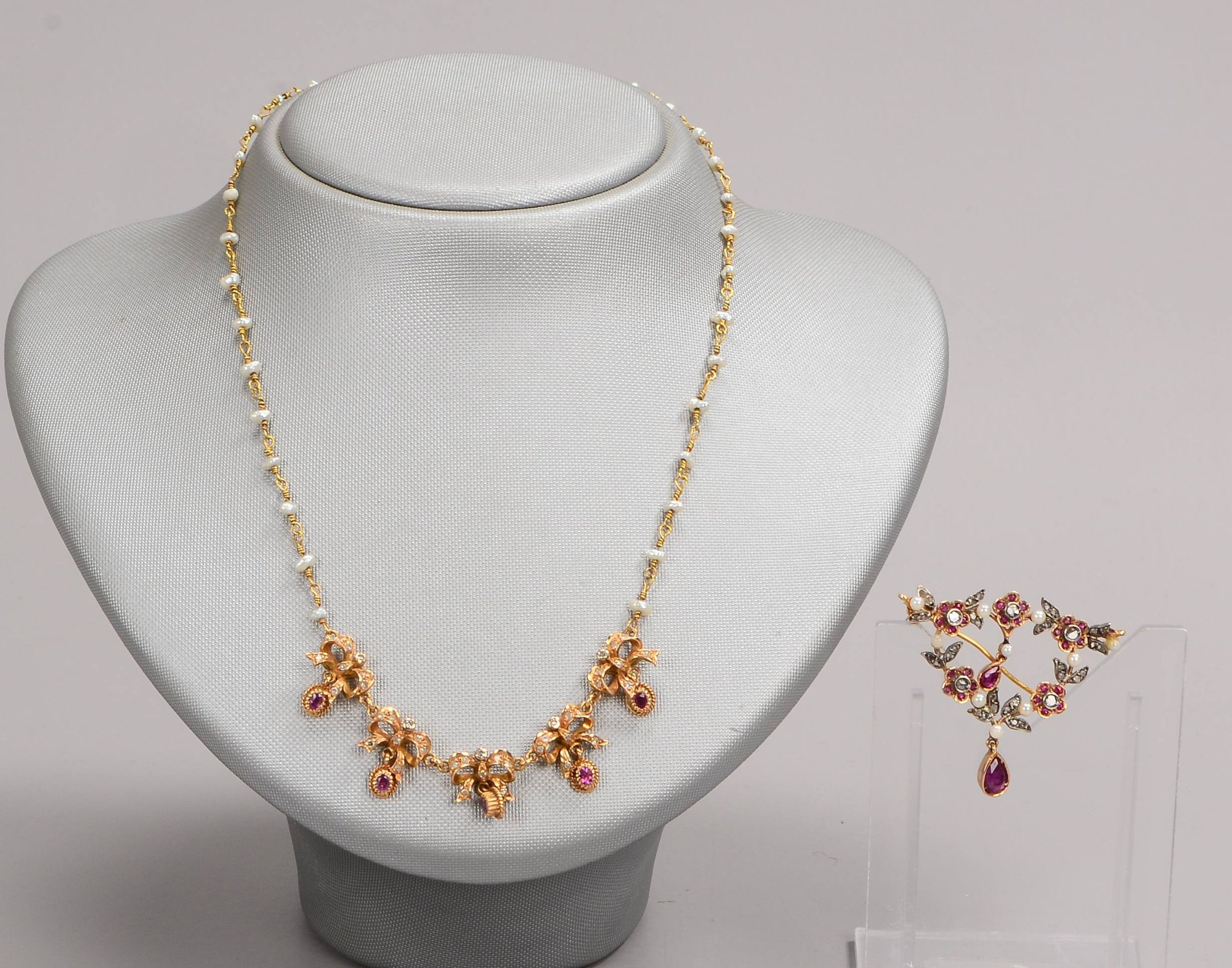 Schmuckset, 500 RG (1x gestempelt), 2-teilig, mit vielfachem Steinbesatz: Collier und Brosche