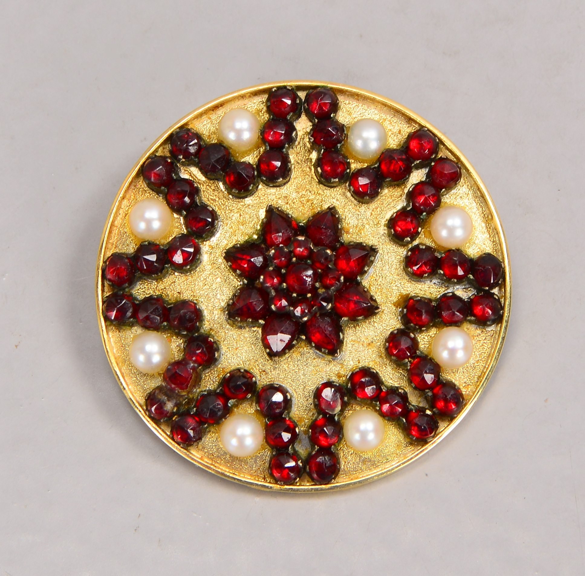 Brosche, 585 GG (gestempelt), mit Perlen und Granatbesatz, Goldschmiedepunze 'HK' - ungedeutet