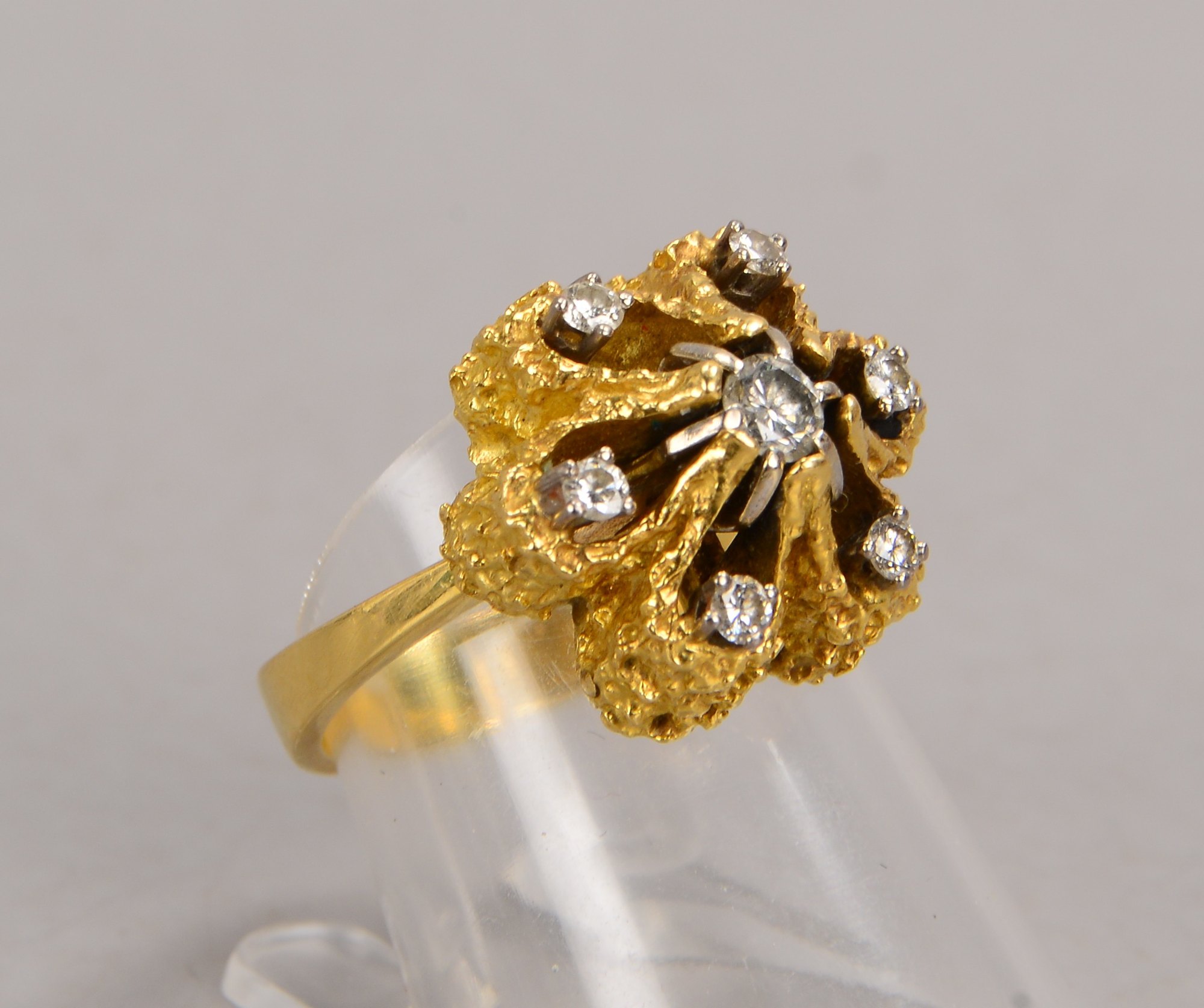 Wechselring (mit ungedeuteter Goldschmiedepunze), 750 GG (gestempelt), mit 7-fachem Brillantbesatz
