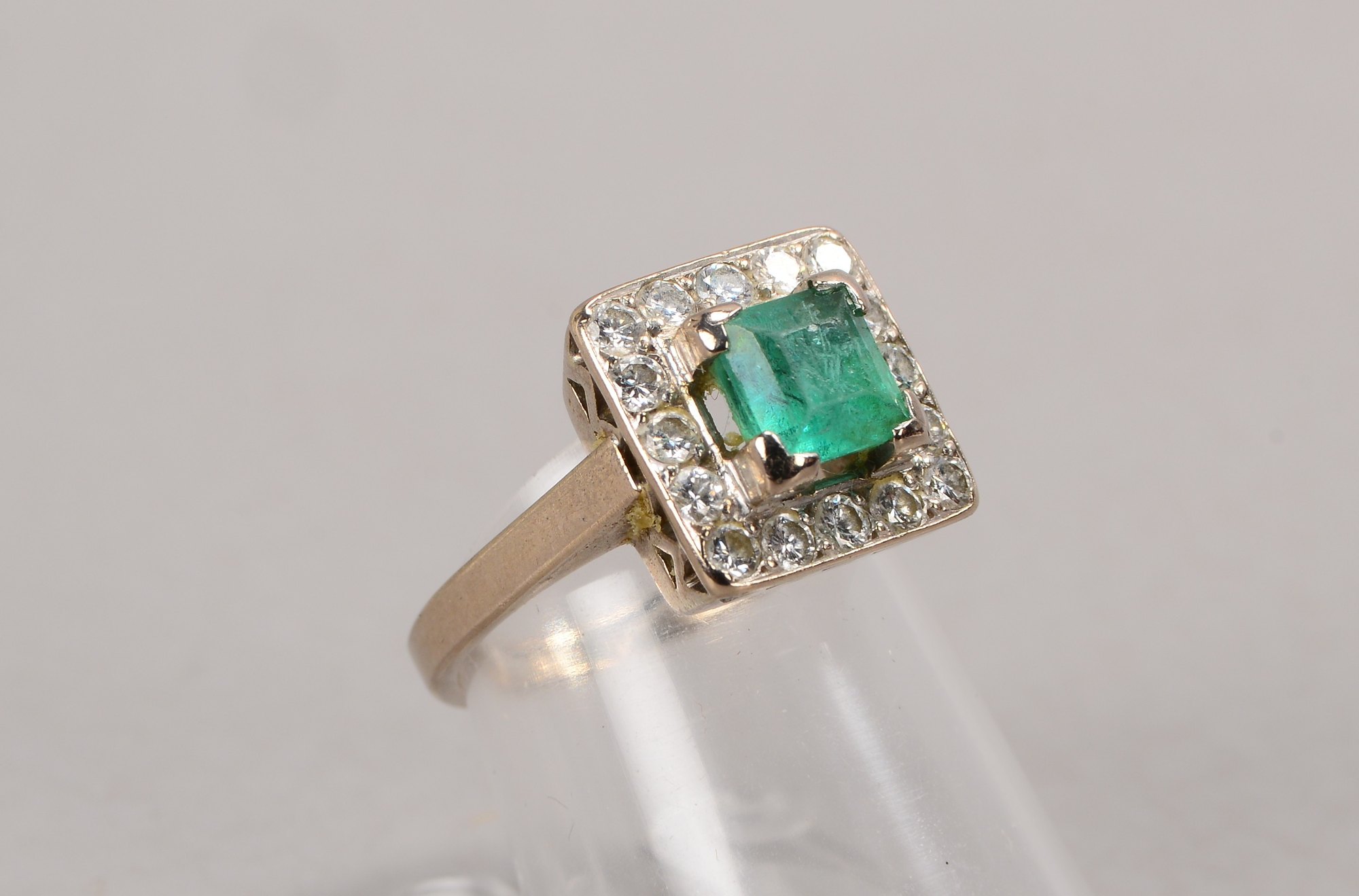 Ring (Schweden), 18 kt WG (gestempelt), besetzt mit einzelnem Smaragd und 16x Brillanten/0,58 ct