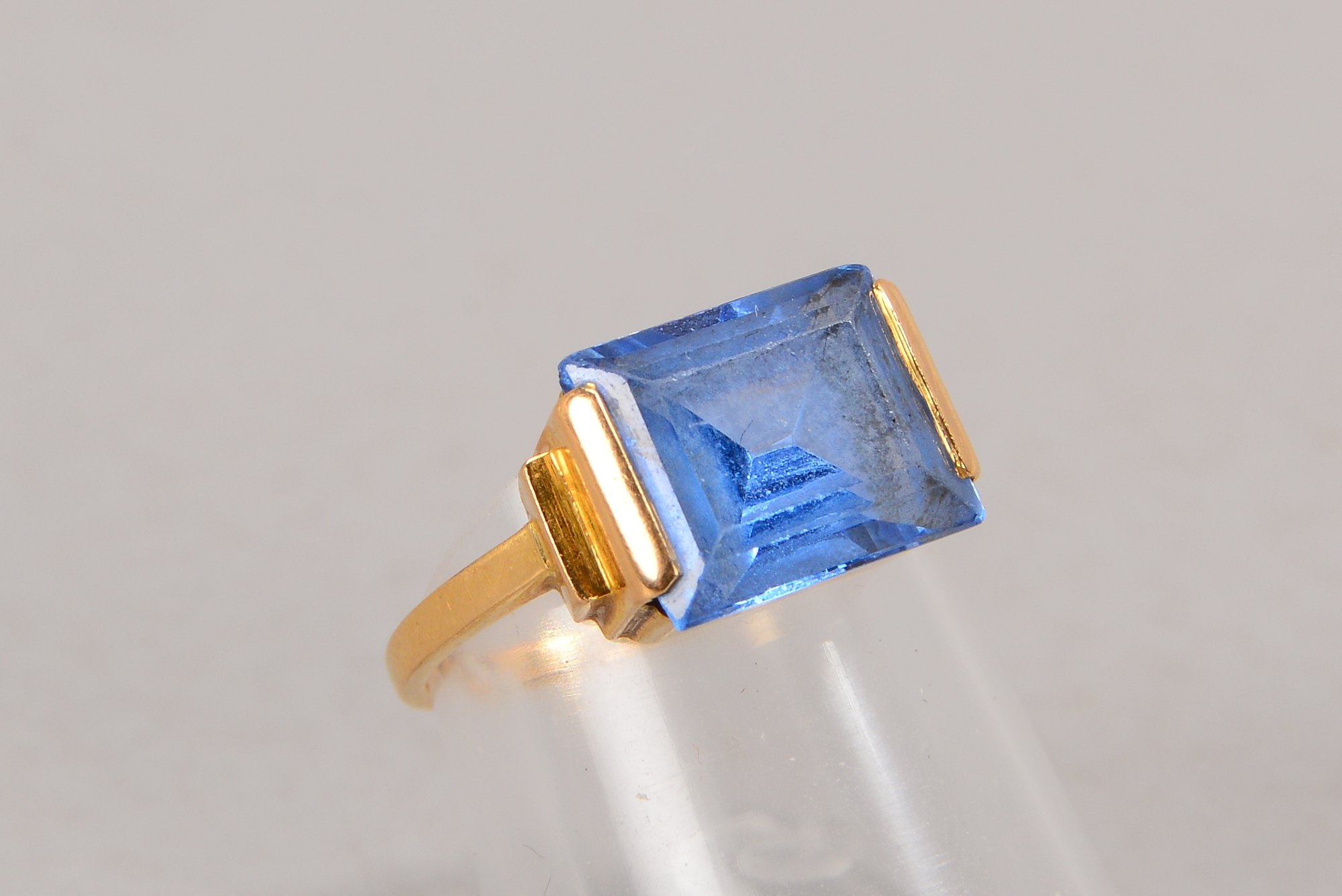 Ring (Schweden), 750 GG, besetzt mit einzenem Blautopas, Stein im Baguetteschliff; Gewicht 4,10 g