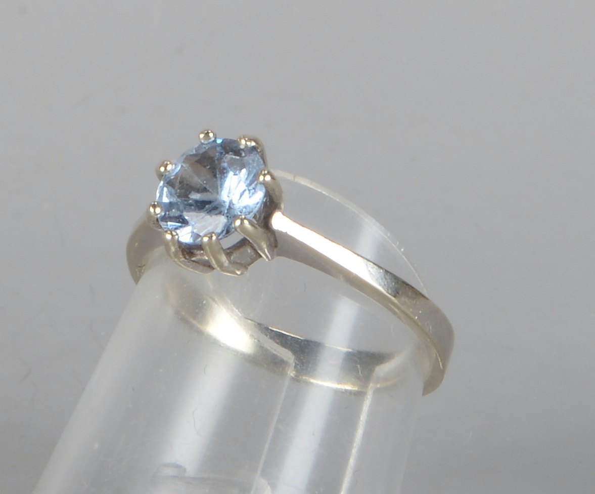 Ring, 585 WG (gest.), mit einzelnem Blautopas von ca. 1,0 ct; RG 53