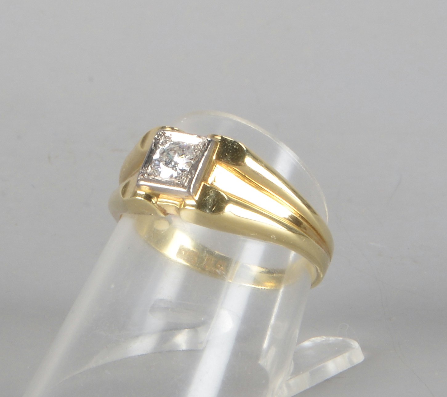 Solitärring, 585 GG (gest.), mit Diamant von ca. 0,20 ct, Stein im Altschliff