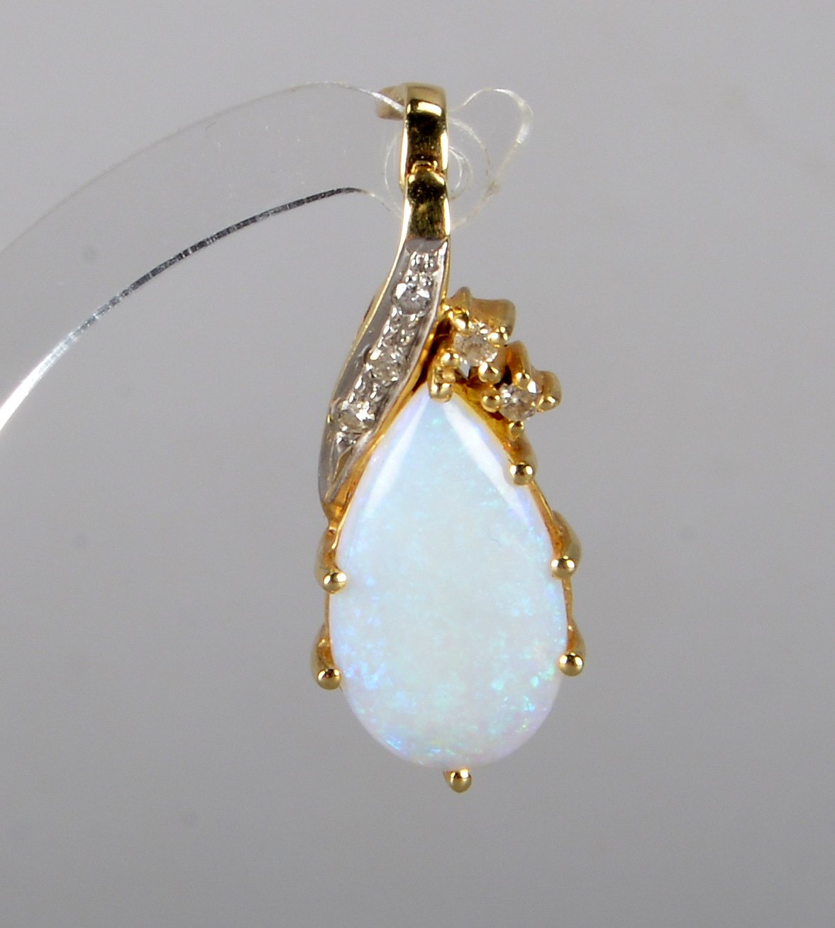 Anhänger, 585 GG-Fassung mit Opalbesatz, tropfenf. Cabochon, und 5x Diamanten