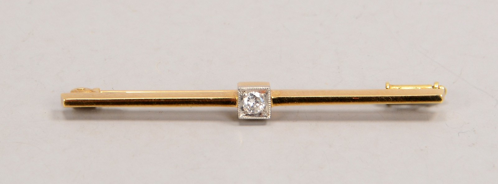 Stabbrosche, 585 GG, mit kl. Brillant; Länge 5 cm, Gewicht 3,60 g