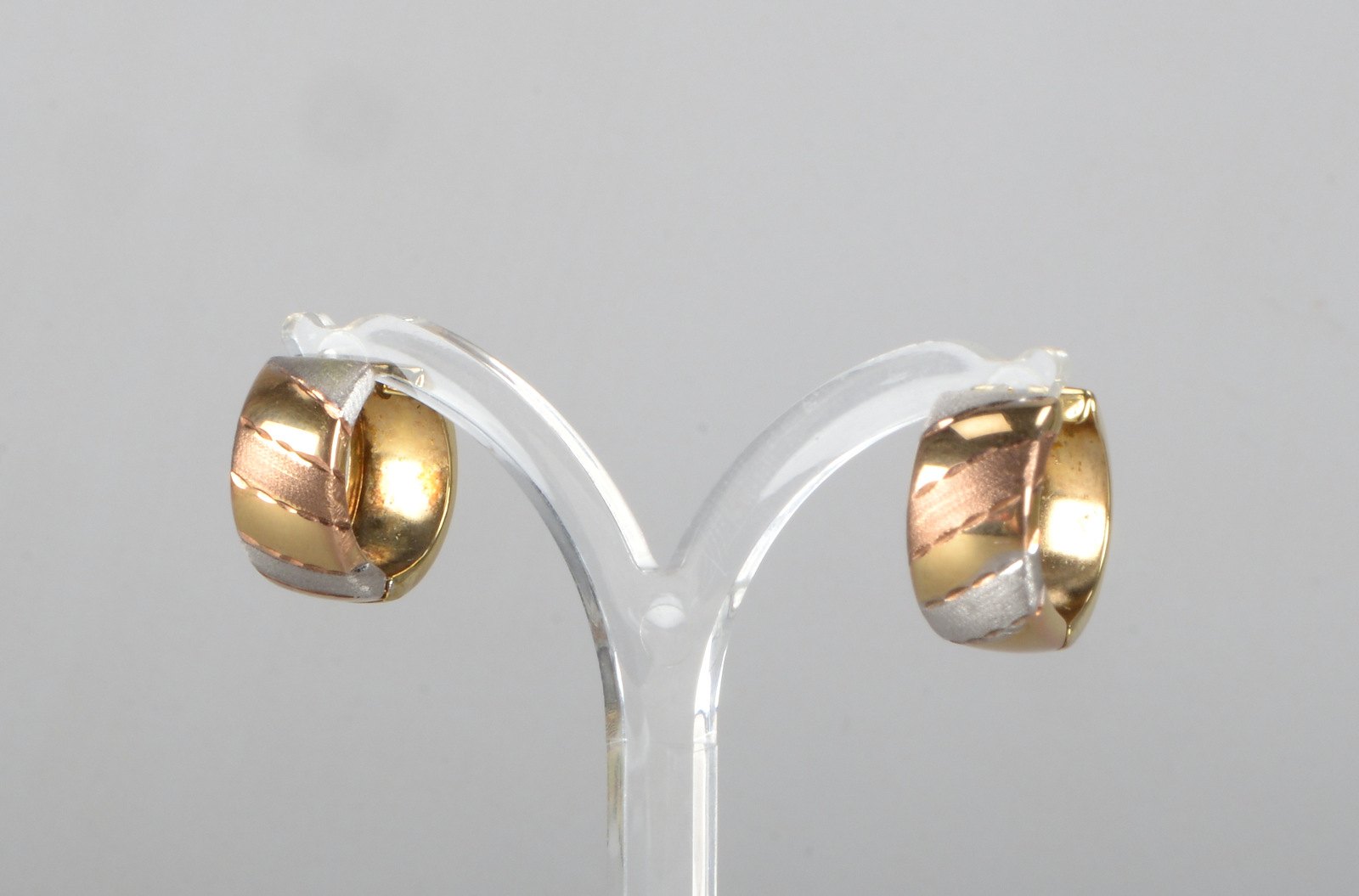 Paar Creolen, 333 GG/WG (gest.), mittig scharniert; Ø 16 mm, Gew. 2,90 g