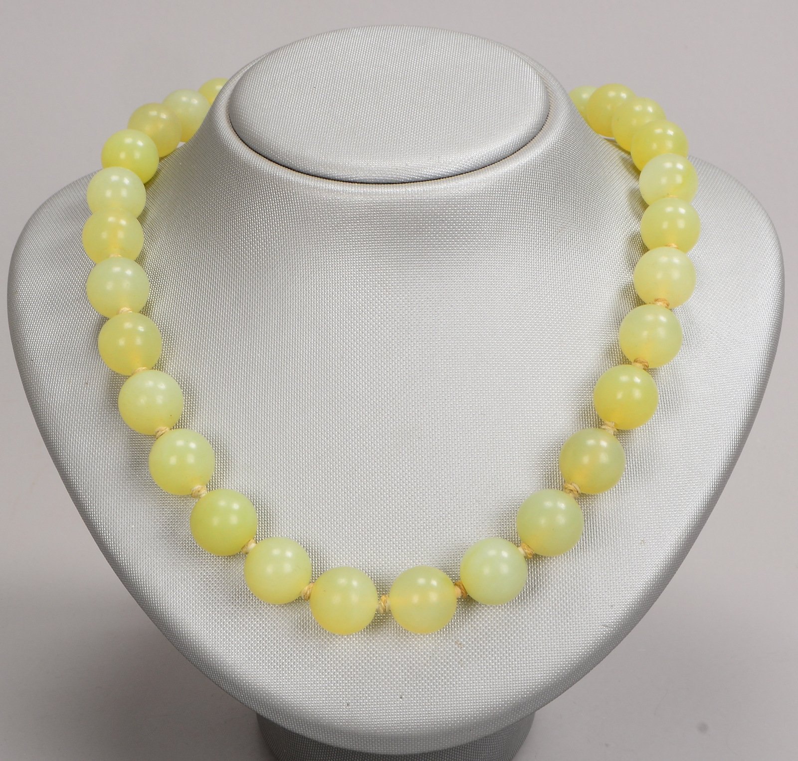 Halskette (China -?), mit Jadeperlen/ca. Ø 14 mm, einzeln geknotet; Länge 66 cm