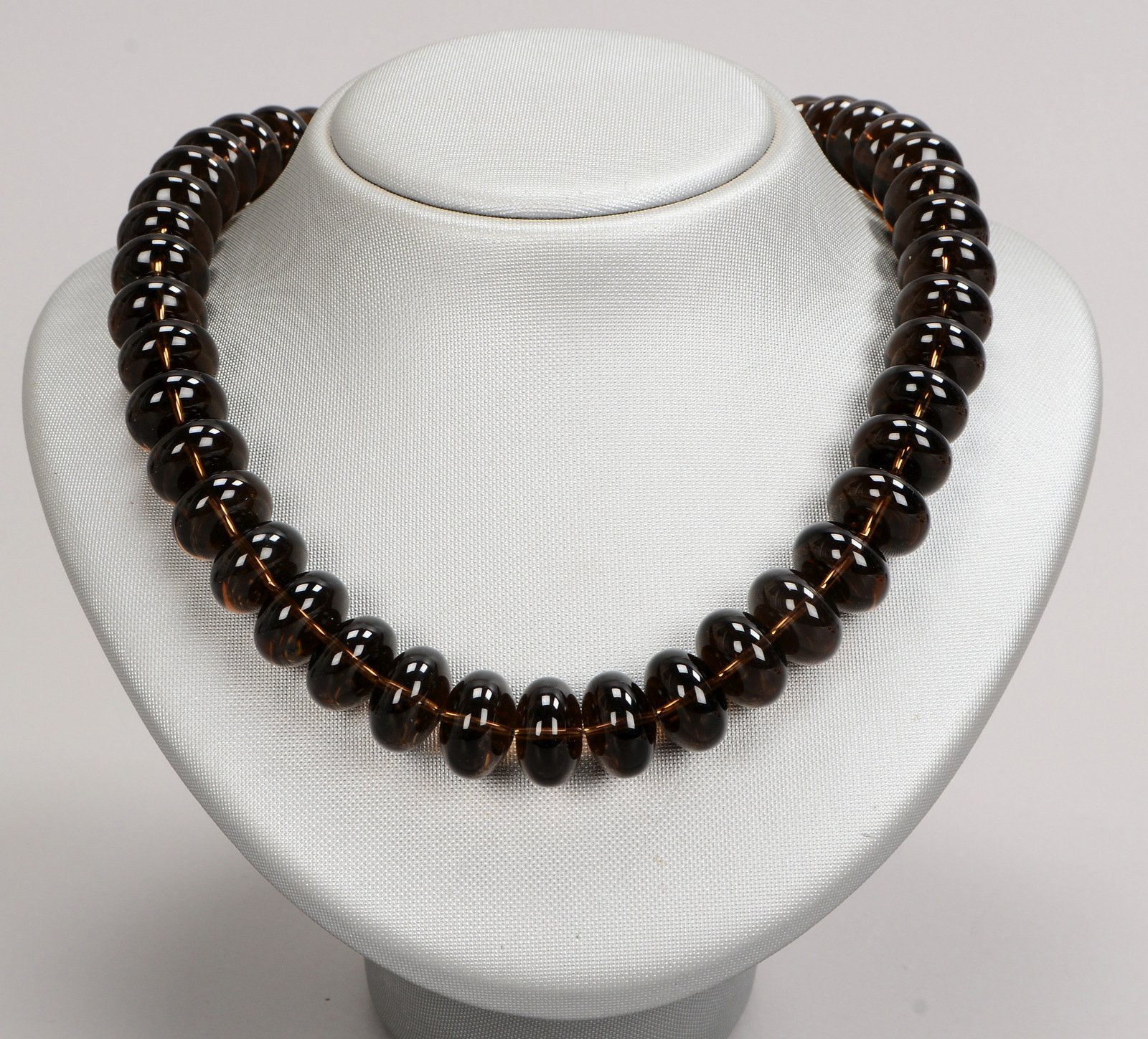 Collier (China), runde gedr. Perlen/Ø 16 mm, schwarzes Glas(?), 375 GG-Schließe