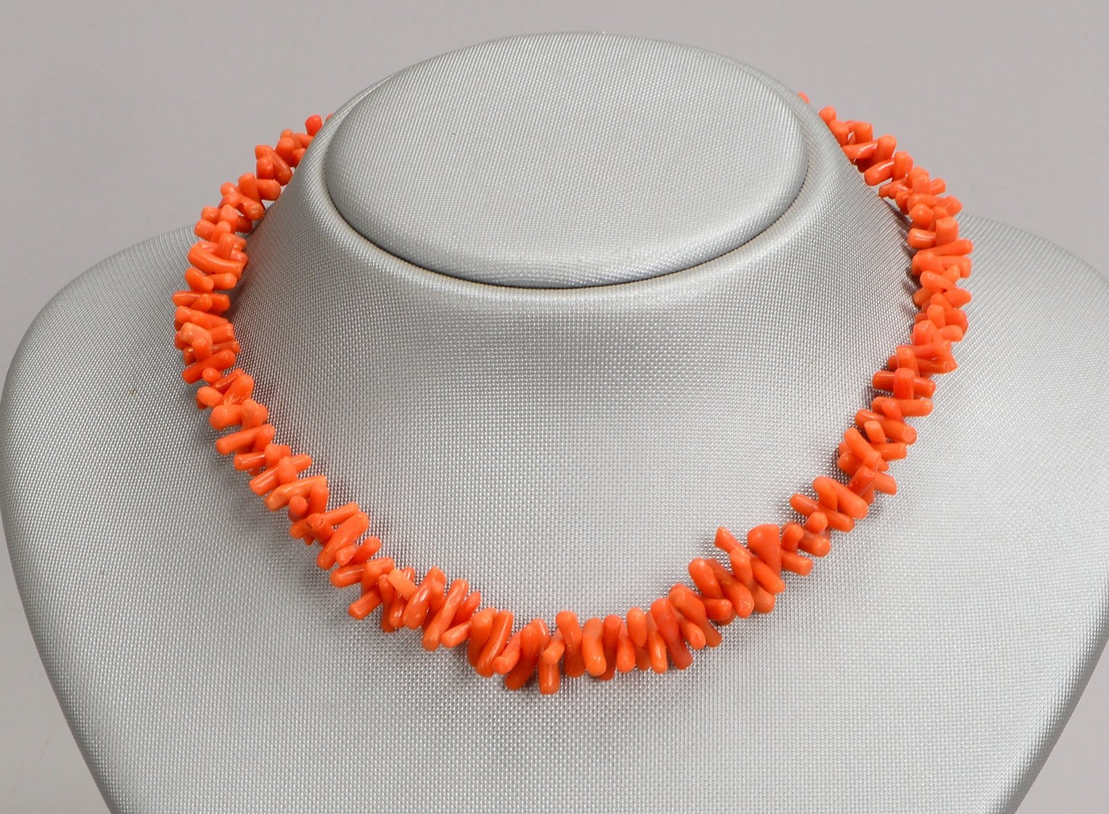 Korallen-Halskette, Astkoralle, mit 585 Gold-Magnetschließe; Länge 38 cm, Gew. 24 g