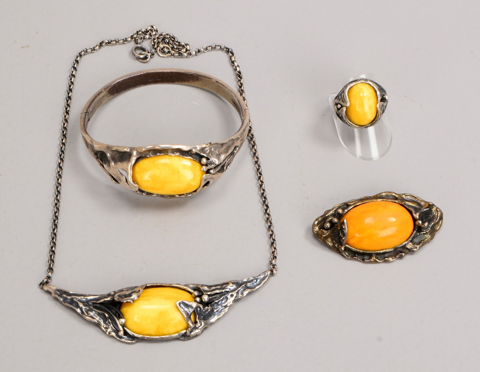 Schmuckset, 4-tlg., 835 Silber, mit Bernsteinbesatz im Cabochonschliff