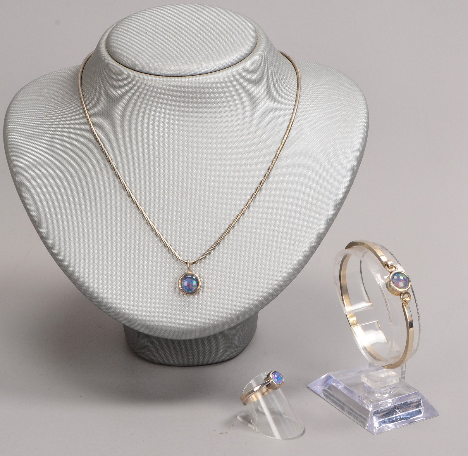 Silberschmuckset, 3-tlg., mit Opalbesatz: Halskette, Armreif und Ring; Gew. 24,5 g