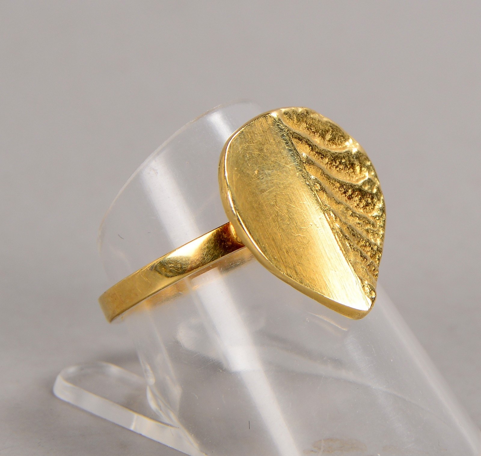 Ring, 585 GG (gest.), Ringkopf in Blattform; RG 56, Gewicht 5,10 g